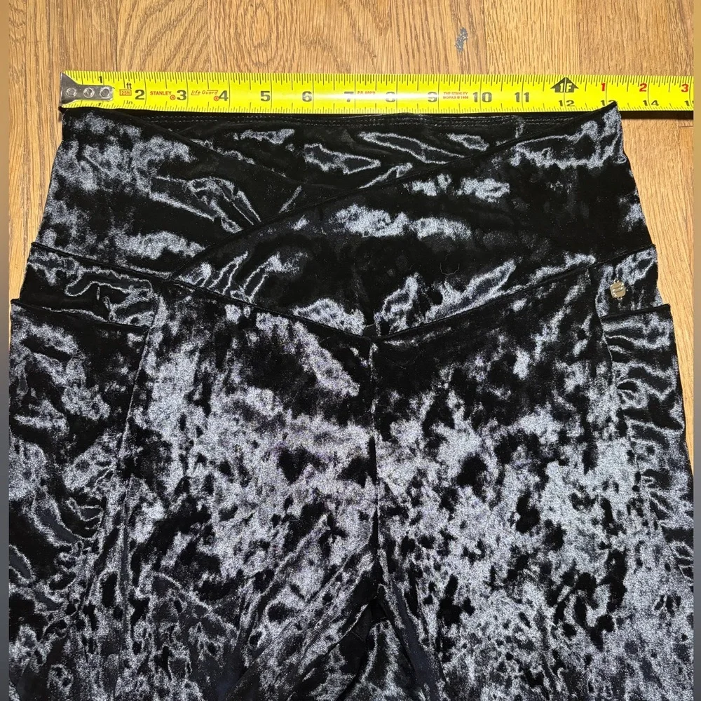 NWT Fabletics Women's Crushed Velour Crossover Leggings Black Size L Yoga - Picture 8 of 9